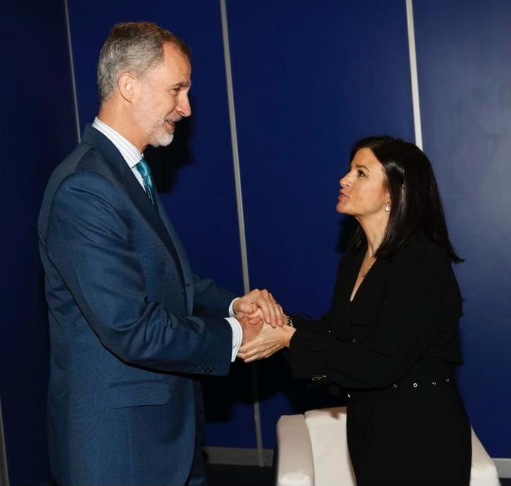 O rei Felipe VI con María José de Pazos, portavoz das vítimas do  CASA REAL / Europa Press