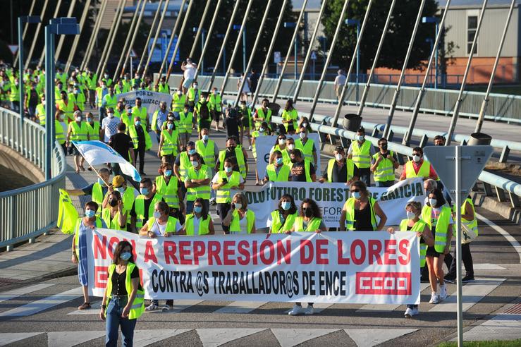 Varias decenas de persoas protestan nunha manifestación dos traballadores de Ence, a 16 de xullo de 2021, en Pontevedra 