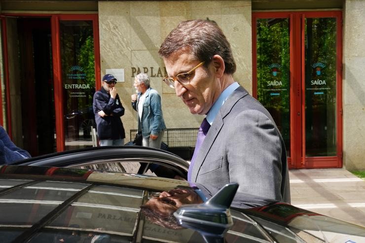 O presidente do PP, Alberto Núñez Feijóo, sobe un coche á súa saída do Parlamento galego. Álvaro Ballesteros - Europa Press