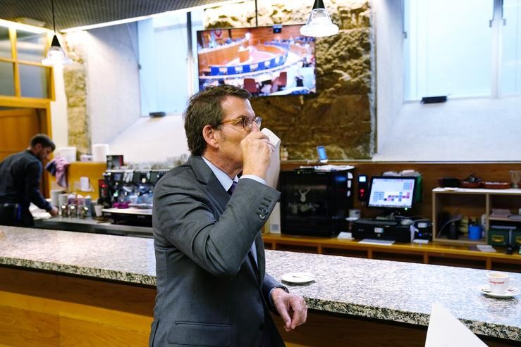 O presidente do PP, Alberto Núñez Feijóo, toma un café á súa saída do Parlamento galego. Álvaro Ballesteros - Europa Press