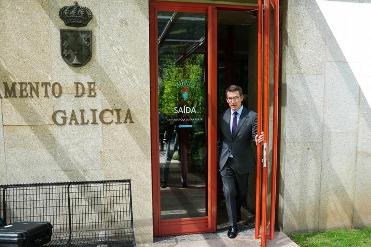O presidente do PP, Alberto Núñez Feijóo, á súa saída do Parlamento galego, a 24 de maio de 2022, en Santiago de Compostela.. Álvaro Ballesteros - Europa Press / Europa Press