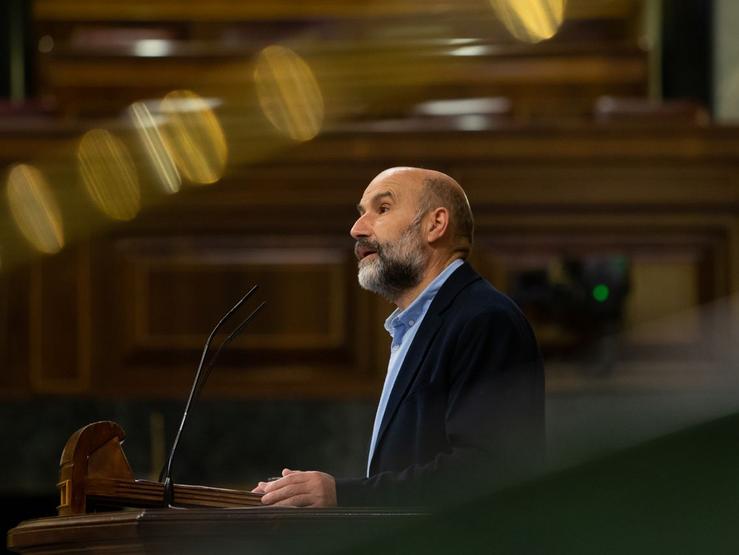 Néstor Rego, do BNG, defende a proposición non de lei sobre medidas para evitar a dobre imposición e o trato fiscal inxusto aos emigrantes retornados. CONGRESO / Europa Press