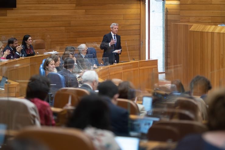 O presidente da Xunta, Alfonso Rueda, responde as preguntas dos grupos no pleno da Cámara galega. DAVID CABEZÓN @ XUNTA 