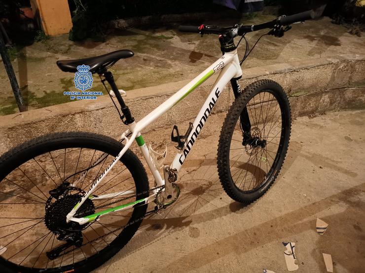 Bicicleta valorada en 900 euros subtraída en Pontevedra e recuperada pola Policía Nacional.. POLICÍA NACIONAL 