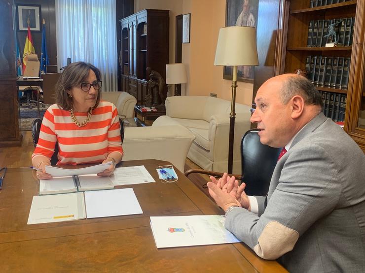 A subdelegada do Goberno en Pontevedra, Maica Larriba, e o alcalde de Arbo, Horacio Gil 