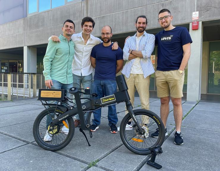 Álvaro Varela, Santiago Branco, Emilio Sanjurjo, Eduardo Sobrino e Pablo Ruibal, co prototipo de bicicleta de radiocontrol, fronte ao Edificio de Talleres do Campus Industrial de Ferrol.. UDC 