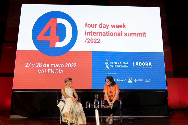 A vicepresidenta Segunda e ministra de Traballo e Economía Social, Yolanda Díaz (i) e a vicepresidenta e consellera de Políticas Inclusivas da Generalitat, Mónica Oltra (d), clausuran a primeira xornada do Cume Internacional da Semana de 4 día. Jorge Gil - Europa Press 