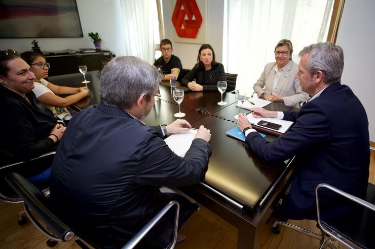 O presidente da Xunta de Galicia, Alfonso Rueda, reúnese con familiares do buque 'Vila de Pitanxo' nas instalacións da Xunta, en San Caetano (Santiago de Compostela). ANA VARELA 