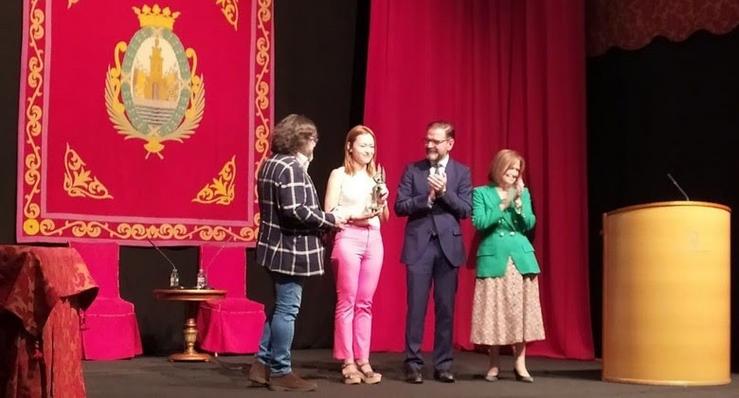 A xornalista lucense Érika Reija recibe o XVIII Premio José Couso xunto ao alcalde de Ferrol, Anxo Mato.. COLEXIO DE XORNALISTAS / Europa Press