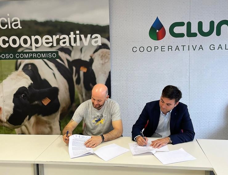 Firma do acordo entre o director xeral de CLUN, Juan Gallástegui, e o presidente do comité de empresa de Agrupación de Cooperativas Lácteas, Jesús M. Ferro García. CLUN 