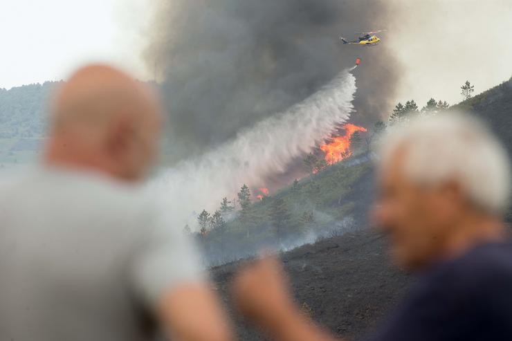 Arquivo - Labores de extinción do incendio forestal que se orixinou a pasada madrugada na contorna da localidade de Ferreirós de Abaixo, no municipio de Folgoso do Courel. Carlos Castro - Europa Press - Arquivo