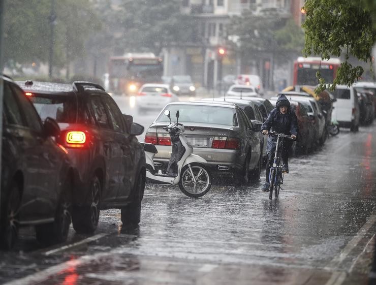 Unha persoa circula en bicicleta baixo a choiva, a 3 de maio de 2022, en Valencia, Comunidade Valenciana (España).. Rober Solsona - Europa Press
