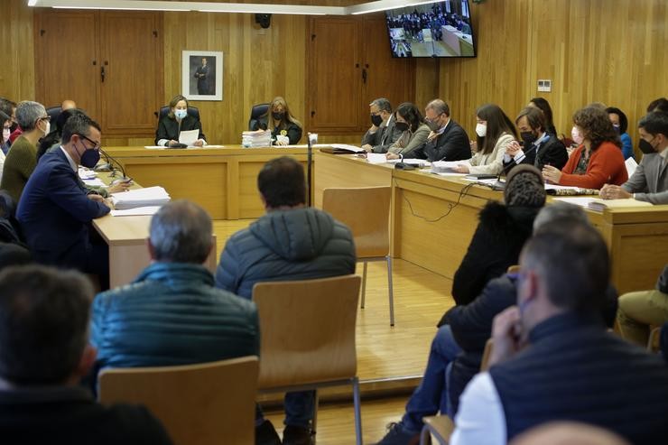 Acusados sentados no banco na vista de conformidade da 