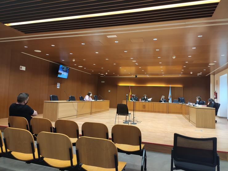 Un acusado de abusos sexuais a unha menor en Cee, no xuízo celebrado este mércores na sección primeira da Audiencia Provincial da Coruña. 