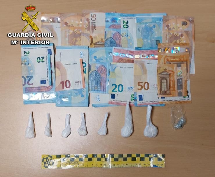 Efectos intervidos pola Garda Civil a un veciño do Grove detido por tráfico de drogas.. GARDA CIVIL / Europa Press