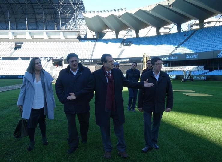 O alcalde de Vigo, Abel Caballero, con varios concelleiros, no céspede do estadio municipal Abanca Balaídos.. CONCELLO DE VIGO / Europa Press