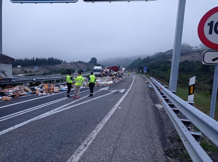 Accidente dun camión na A-6 nas Nogais (Lugo).. GARDA CIVIL / Europa Press