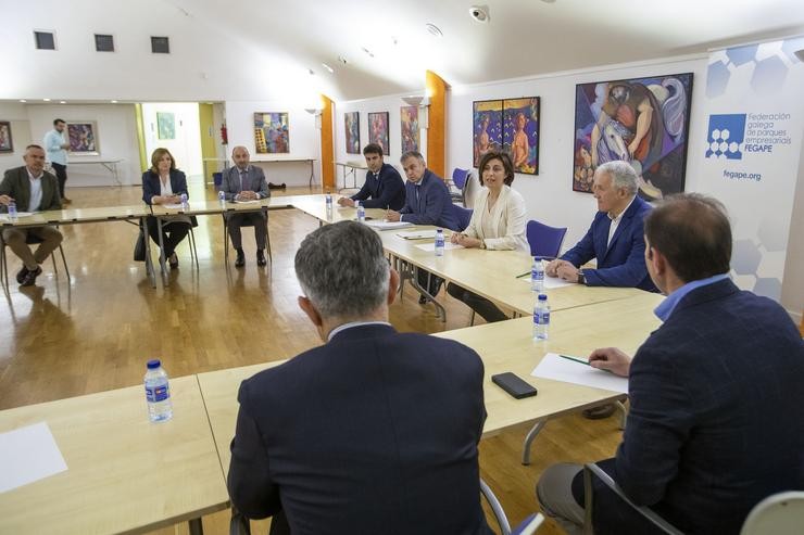 A conselleira de Medio Ambiente, Territorio e Vivenda en funcións, Anxos Vázquez, reúnese con representantes da Federación galega de parques empresariais (Fegape) para abordar a nova Lei de áreas empresariais. CONCHI PAZ / XUNTA / Europa Press