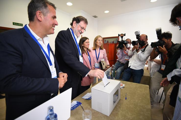 Mariano Rajoy vota no congreso do PP local de Pontevedra 