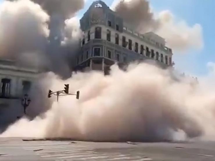 Explosión no Hotel Saratoga, na Habana (Cuba) captada cun móbil.