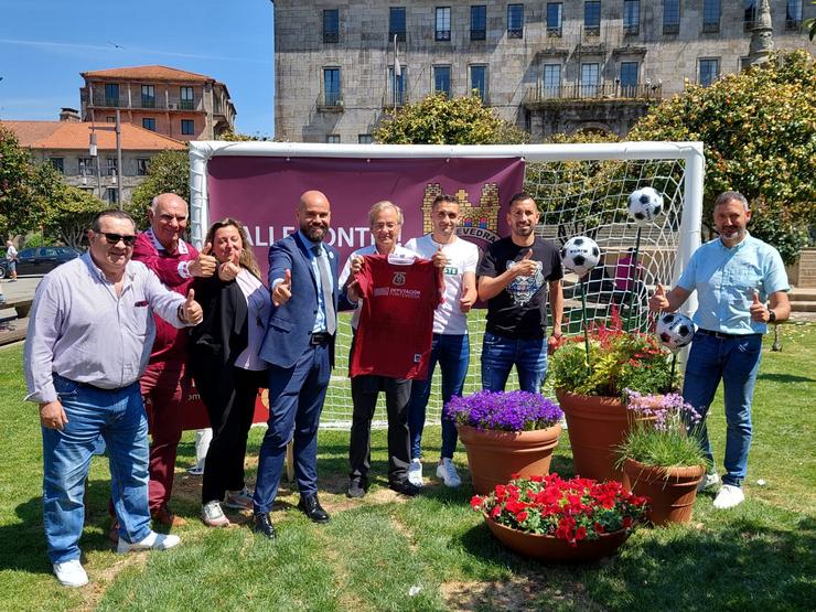  O concelleiro de Desenvolvemento Sostible, Iván Puentes, e os seus compañeiros Yoya Blanco e Marcos Rey, edís de Promoción Económica e de Benestar Social, cos xogadores do Pontevedra Churre e Charles e os membros do consello de administración do Pontevedra CF Luis Durán, Juan Abal e Ricardo Tilve / Concello de Pontevedra