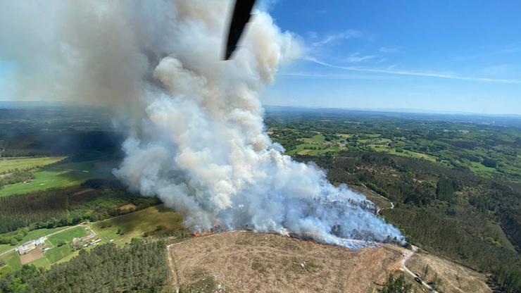 Incendio forestal en Begonte 