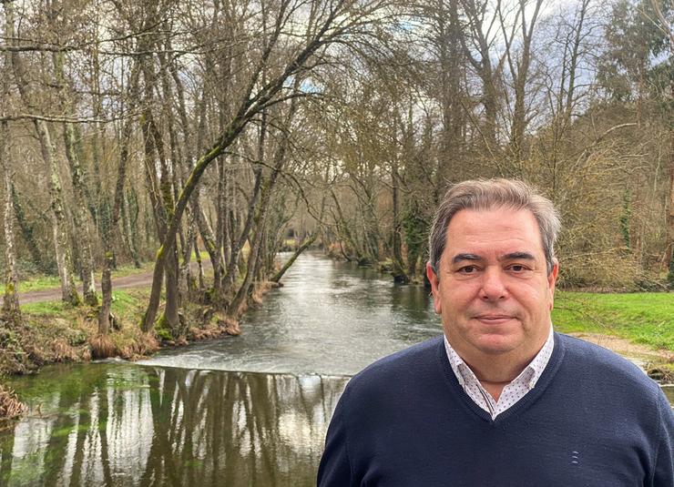 Gerardo Seoane no río Támega. Foto: Prensa Concello de Verín