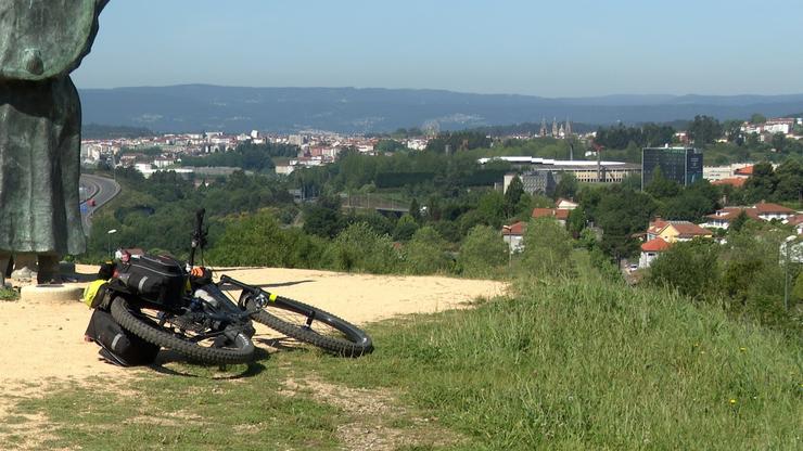 Unha bicicleta xunto ao monumento ao peregrino do Monte do Gozo, en Santiago de Compostela 