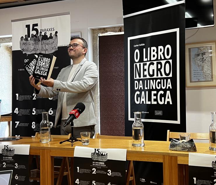 O escritro Carlos Callón durante a presentación da súa novela Ou libro negro dá lingua galega, a obra que percorre 500 anos de persecución e silenciamiento do galego. EUROPAPRESS / Europa Press