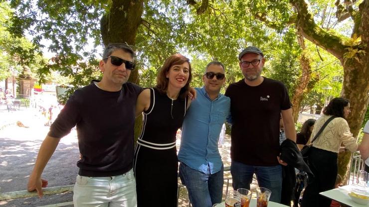 Foto da Ascensión, cos ex alcaldes de Ferrol, A Coruña e Santiago --Jorge Suárez, Xulio Ferreiro e Martiño Noriega--, xunto á actual portavoz de Compostela Aberta, Marta Lois.  COMPOSTELA ABERTA 