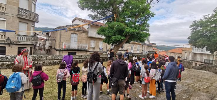 Roteiro teatralizado no CEIP Padre Feijóo. Foto: Asoc. Xan de Arzúa