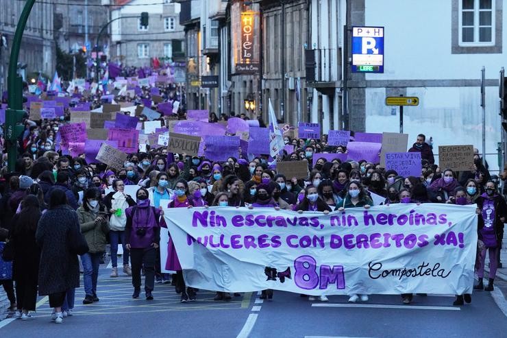 Arquivo - Un grupo de persoas nunha manifestación polo 8M, Día Internacional da Muller, a 8 de marzo de 2022, en Santiago de Compostela, A Coruña.. Álvaro Ballesteros - Europa Press - Arquivo / Europa Press