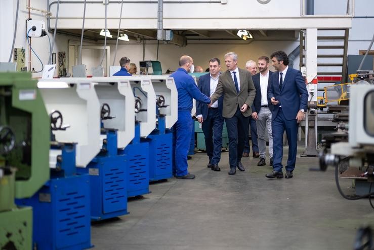 O presidente da Xunta, Alfonso Rueda, acompañado do conselleiro de Cultura, Educación, Formación Profesional e Universidades, Román Rodríguez, visita o Centro Integrado de Formación Profesional Someso. DAVID CABEZÓN @ XUNTA DE GALICIA / Europa Press