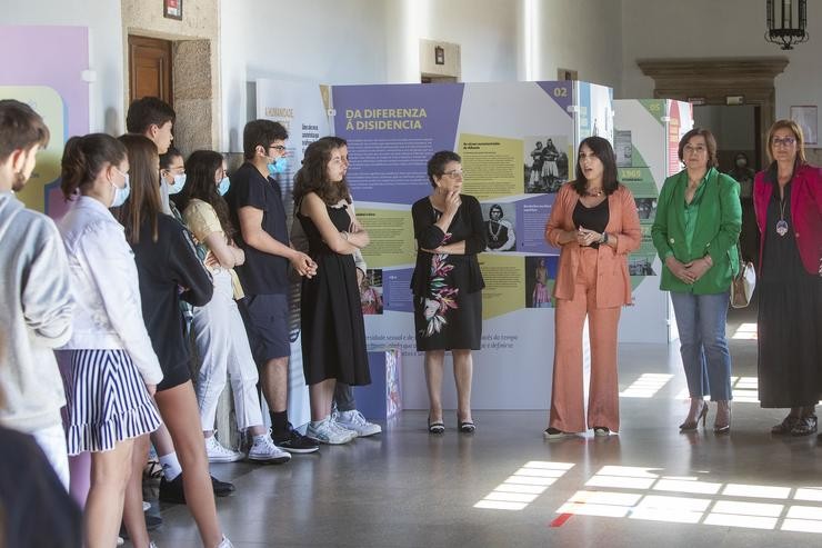 A conselleira de Promoción do Emprego e Igualdade, María Jesús Lorenzana, e a presidenta do Consello da Cultura Galega, Rosario Álvarez, participan na inauguración da exposición' Sen Cancelas' sobre os dereitos do colectivo LGTBI.. CONCHI PAZ 