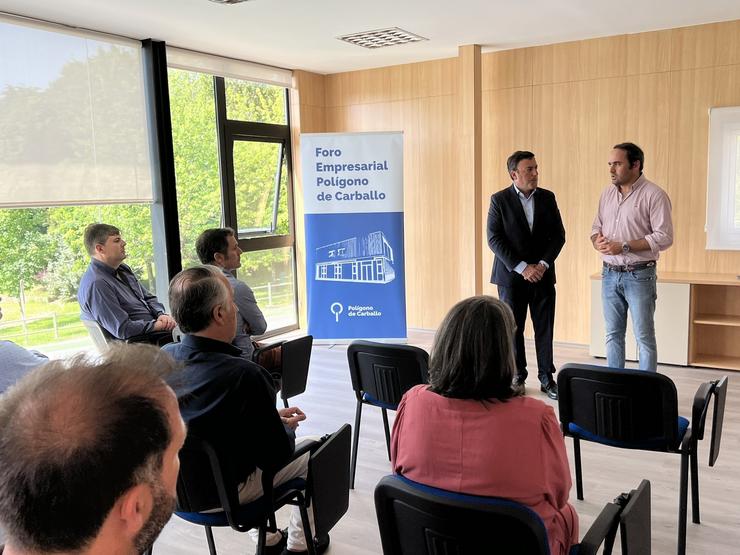 O secretario xeral do PSdeG, Valentín González Formoso, reúnese con representantes dos empresarios de Carballo (A Coruña).. TWITTER DE FORMOSO / Europa Press