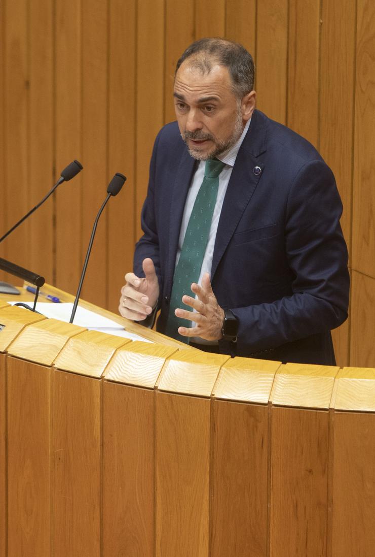 O conselleiro de Sanidade, Julio García Comesaña, comparece no pleno do Parlamento de Galicia.. CONCHI PAZ/XUNTA