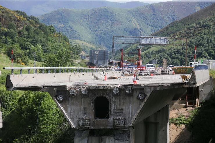 Parte da ponte que se desprendeu na A-6. Carlos Castro - Europa Press