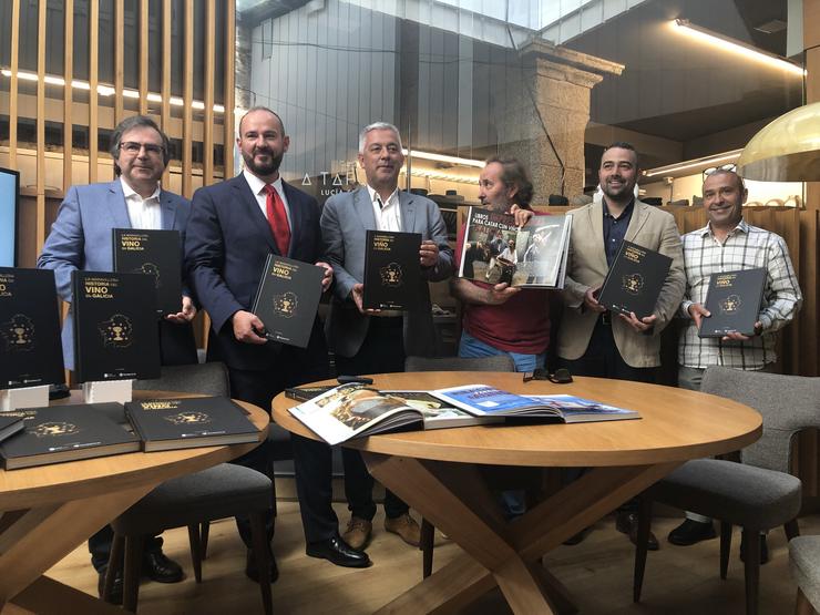 O xornalista Luís Congil na presentación do seu libro 'A marabillosa historia do viño en Galicia' xunto ao secretario xeral de política lingüística, Valentín García.. SAMD 