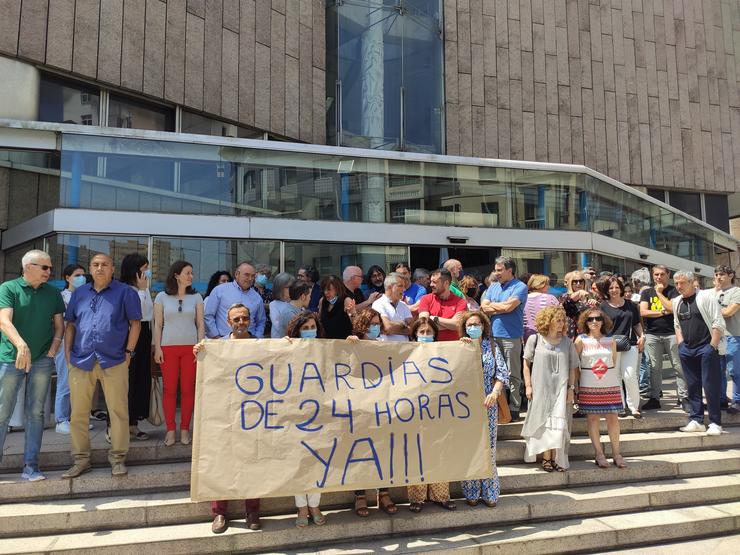 Concentración de funcionarios de Xulgados de Instrución, Imelga e Fiscalía para pedir o cambio na prestación do servizo de garda semanal polo de 24 horas, ante o edificio dos Novos Xulgados, na Coruña 