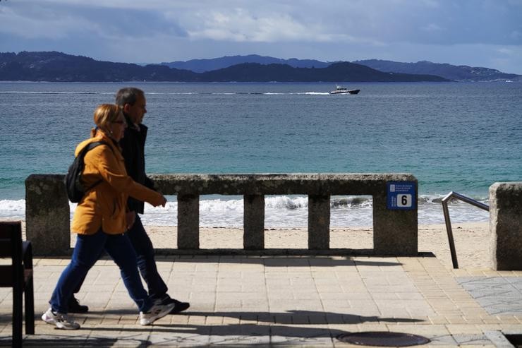 Arquivo - Varias persoas pasean pola praia de Silgar en Sanxenxo, en Sanxenxo. Álvaro Ballesteros - Europa Press - Arquivo 