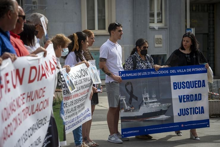 Familiares de mariñeiros falecidos sosteñen pancartas e fotografías nunha concentración, ás portas do Congreso dos Deputados.. Juan Barbosa - Europa Press / Europa Press