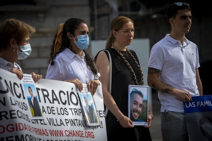 Familiares de mariñeiros falecidos sosteñen pancartas e fotografías nunha concentración, ás portas do Congreso dos Deputados.. Juan Barbosa - Europa Press / Europa Press