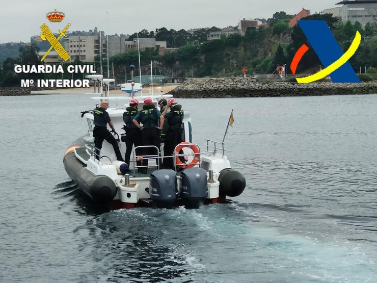 Garda Civil e Vixilancia Aduaneira na ría de Ares / GARDA CIVIL