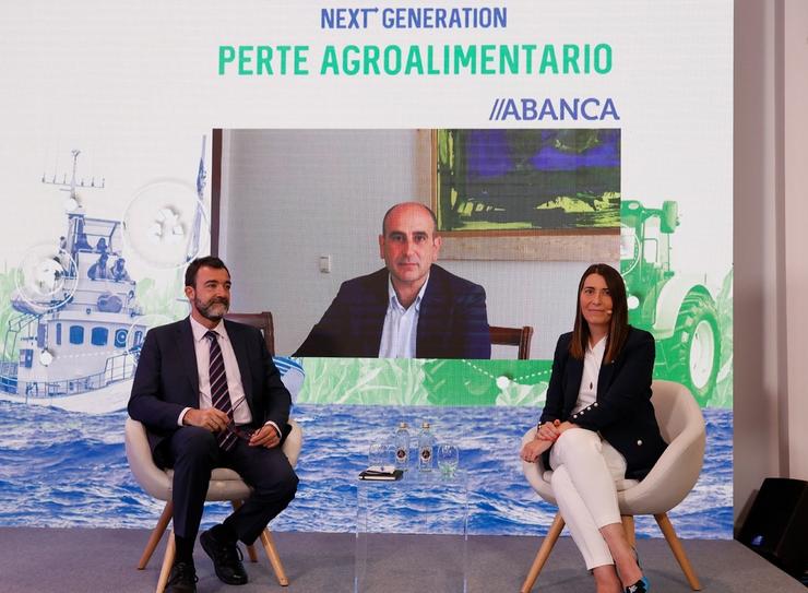 César Cantalapiedra López, socio de Analistas Financeiros Internacionais; Andrés Montero Aparicio, do gabinete de Presidencia do Goberno, e  Gondar Álvarez, directora de Next Generation Abanca. ABANCA / Europa Press
