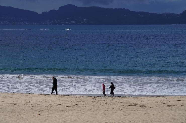 Varias persoas pasean pola praia de Silgar en Sanxenxo / Álvaro Ballesteros