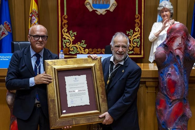 Acisclo Manzano recibe a Medalla de Ouro da provincia de Ourense de mans do presidente da Deputación de Ourense, Manuel Baltar / Deputación de Ourense.