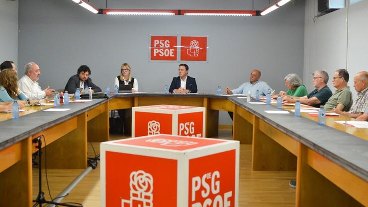 O secretario xeral do PSdeG, Valentín González Formoso, co grupo de expertos en sanidade conformado pola súa formación. PSDEG 