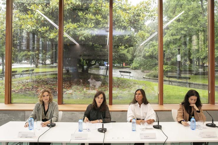 A alcaldesa da Coruña, Inés Rei, e a presidenta da Fundación María José Jove, Felipa Jove, participan na presentación dun programa para mozos. ANDY PEREZ 