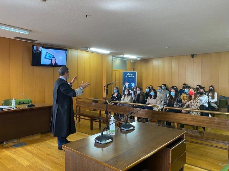 Estudantes do Grao de Relacións Laborais e RRHH da Uvigo, no Xulgado do Social nº2 de Vigo.. TSXG