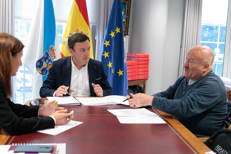 O presidente da Deputación da Coruña,, Valentín González Formoso, nunha reunión co seu homólogo de Agaxede, Eduardo Branco Pereira. DEPUTACIÓN DA CORUÑA / Europa Press